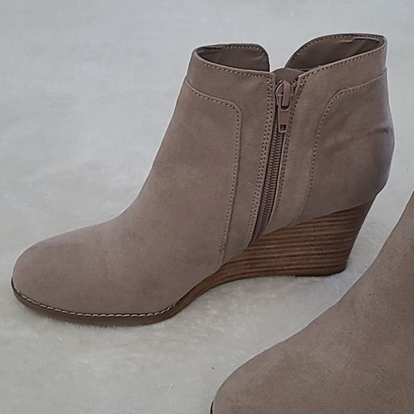 Madden Girl Greteel Wedge Bootie 8.5 Womens Hidden Heel Beige Closed Toe 3 Boho - Picture 4 of 14